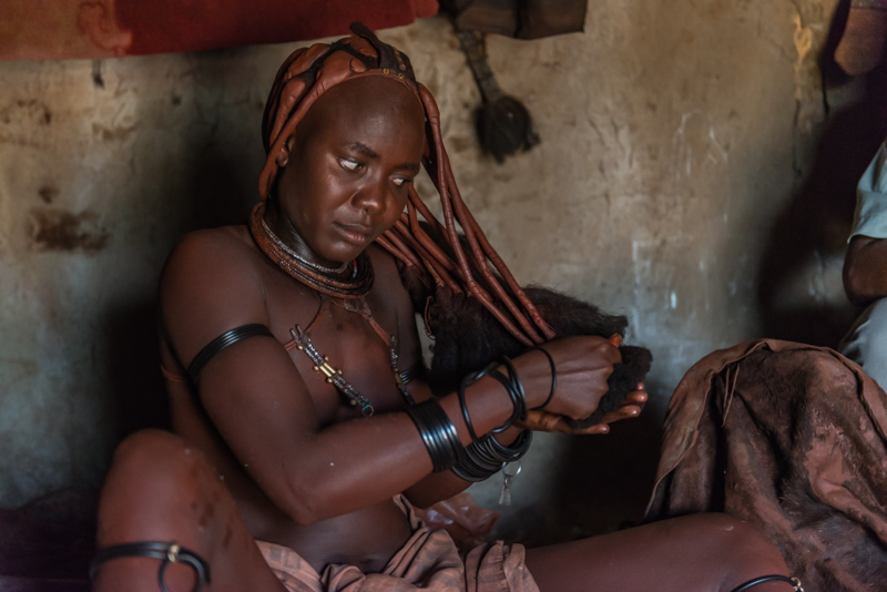 Kobieta Himba podczas toalety