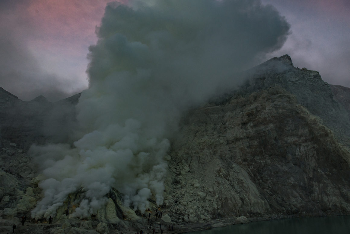 Wyprawa na Ijen - wydobywająca się z wulkanu siarka