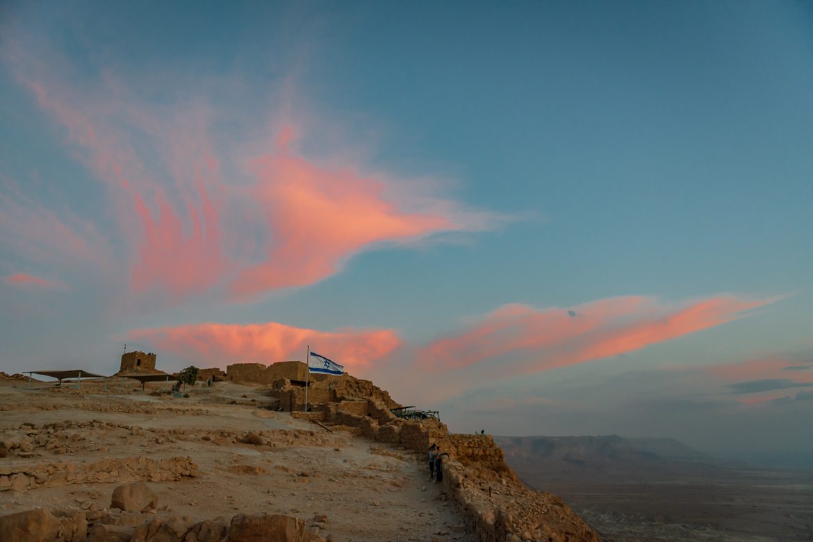 Wschód słońca i ruiny Masady.