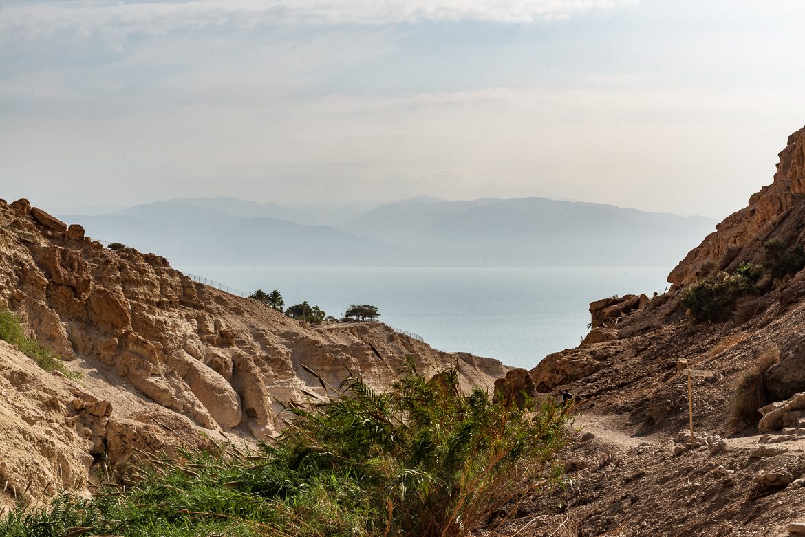 Widok z En Gedi na Morze Martwe. Na horyzoncie góry Jordanii.