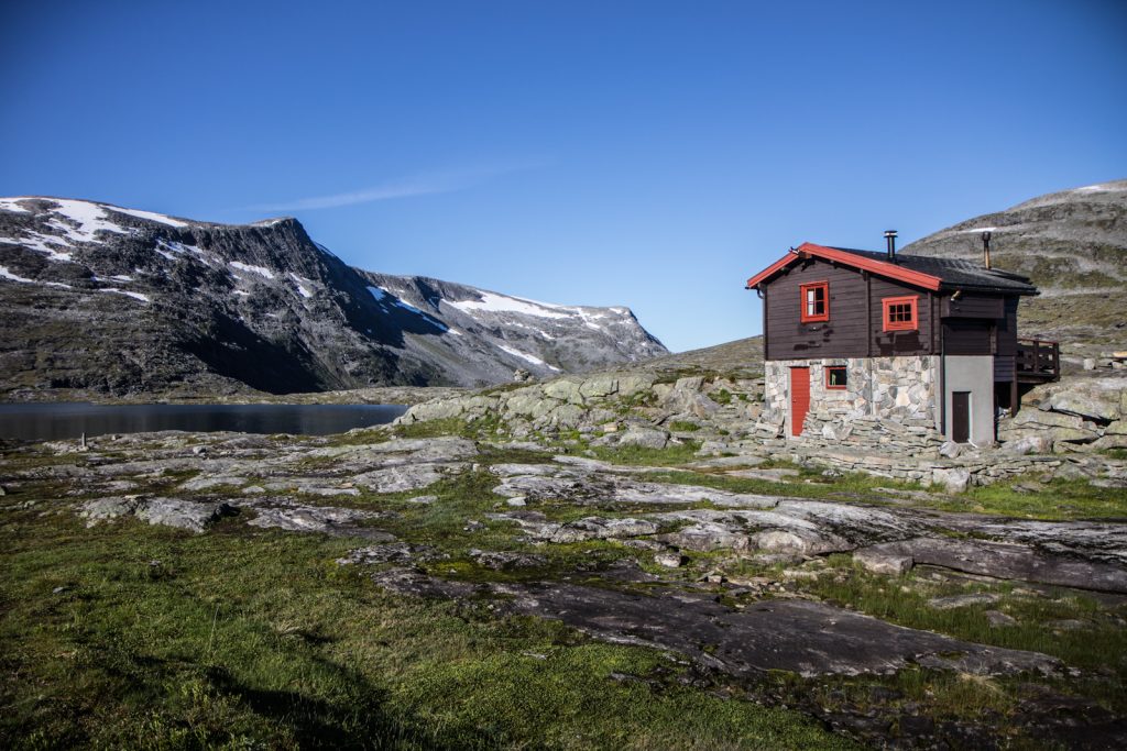 Chatka Tjønnebu w dolinie Steindalen