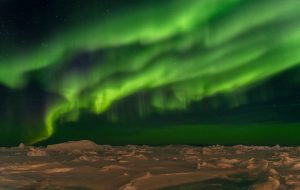 Grenlandia Winter – Zorza wśród gór lodowych